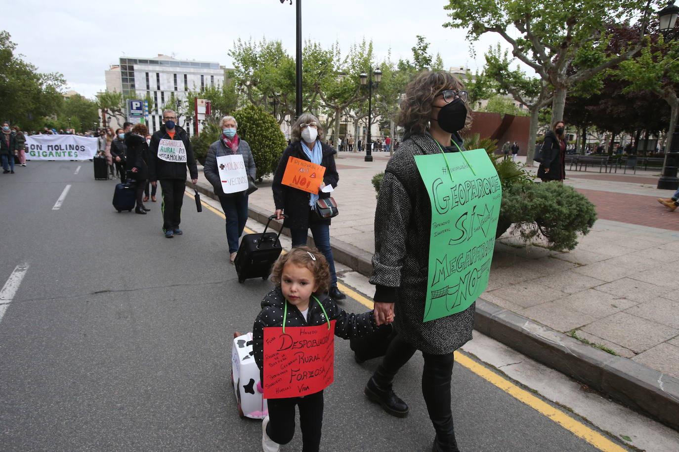 Fotos: Manifestación contra los megaparques eólicos, organizada por la Plataforma por el Desarrollo Sostenible del Alto Cidacos en Logroño