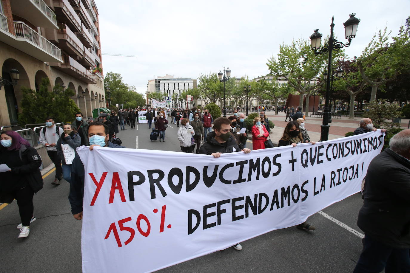 Fotos: Manifestación contra los megaparques eólicos, organizada por la Plataforma por el Desarrollo Sostenible del Alto Cidacos en Logroño