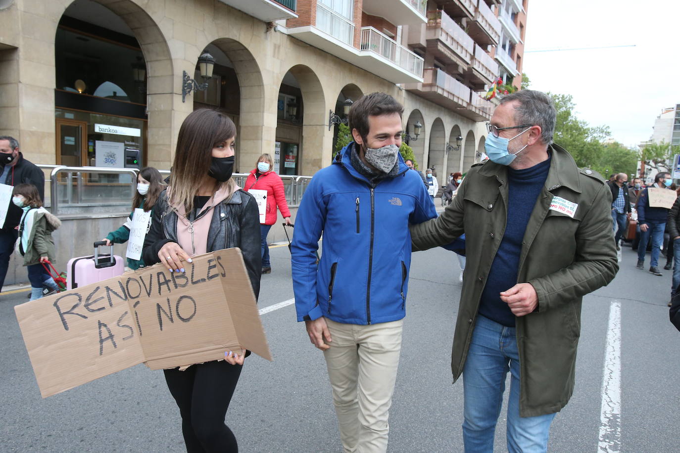 Fotos: Manifestación contra los megaparques eólicos, organizada por la Plataforma por el Desarrollo Sostenible del Alto Cidacos en Logroño