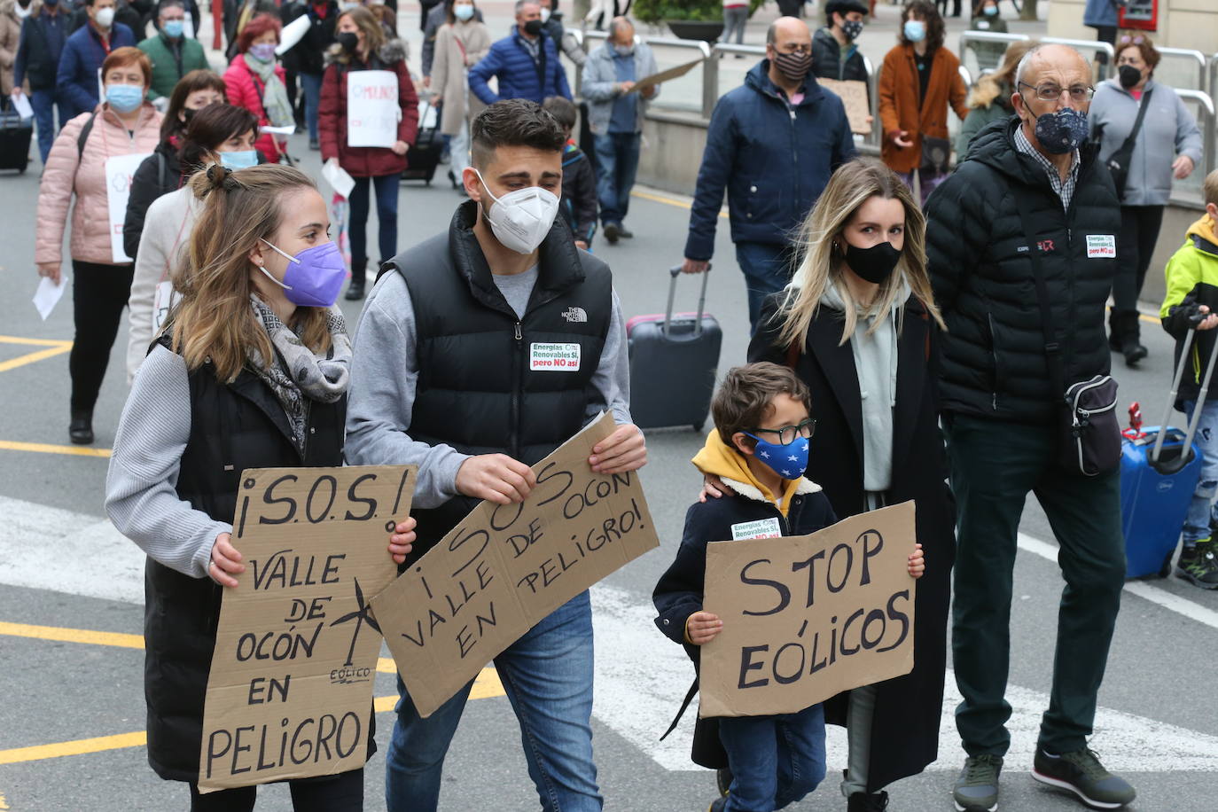 Fotos: Manifestación contra los megaparques eólicos, organizada por la Plataforma por el Desarrollo Sostenible del Alto Cidacos en Logroño