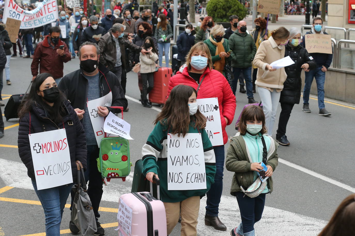 Fotos: Manifestación contra los megaparques eólicos, organizada por la Plataforma por el Desarrollo Sostenible del Alto Cidacos en Logroño