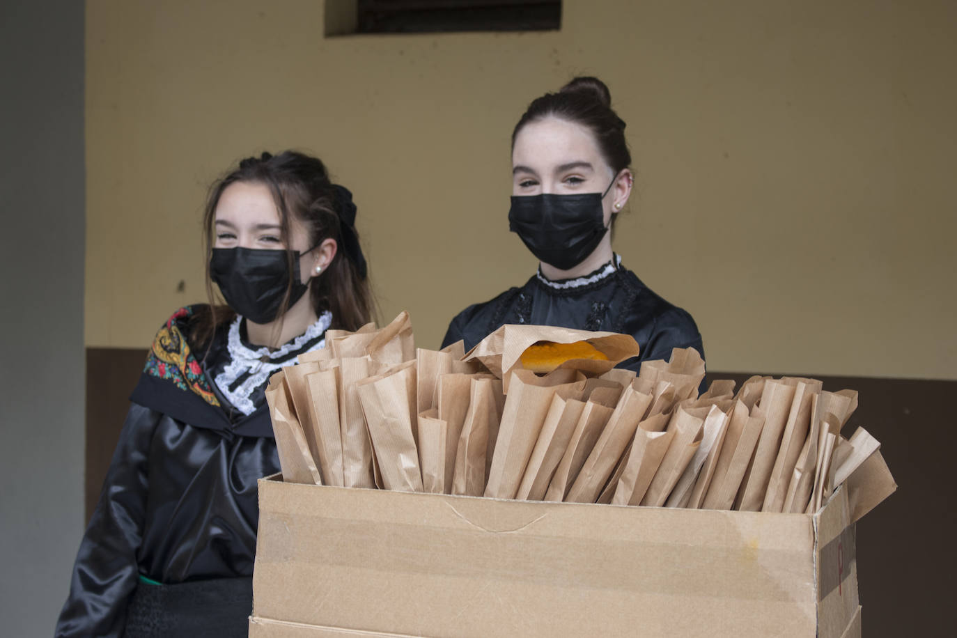 La Cofradía reparte el 'Pan del Santo' en la plaza de la Alameda. 