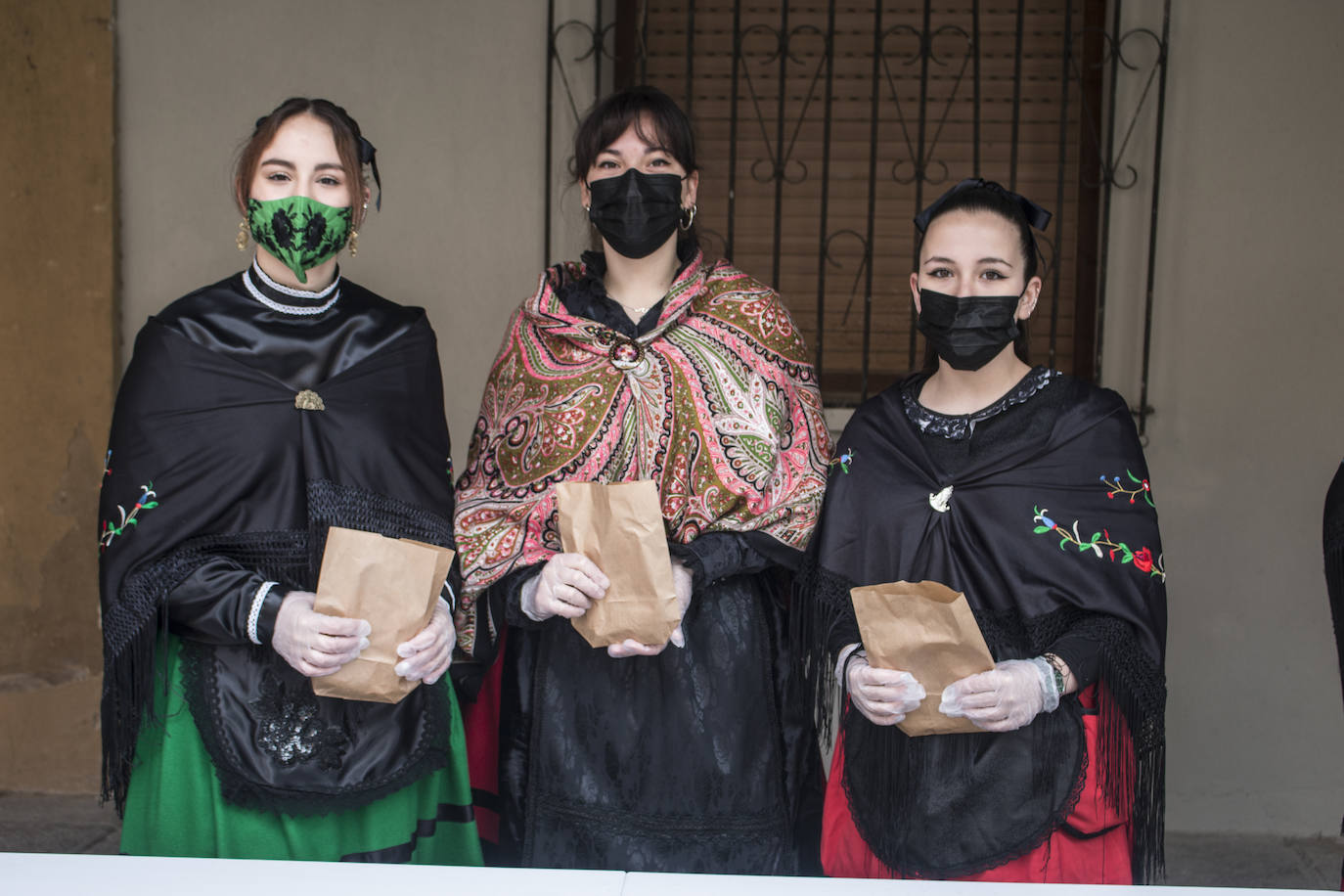 La Cofradía reparte el 'Pan del Santo' en la plaza de la Alameda. 