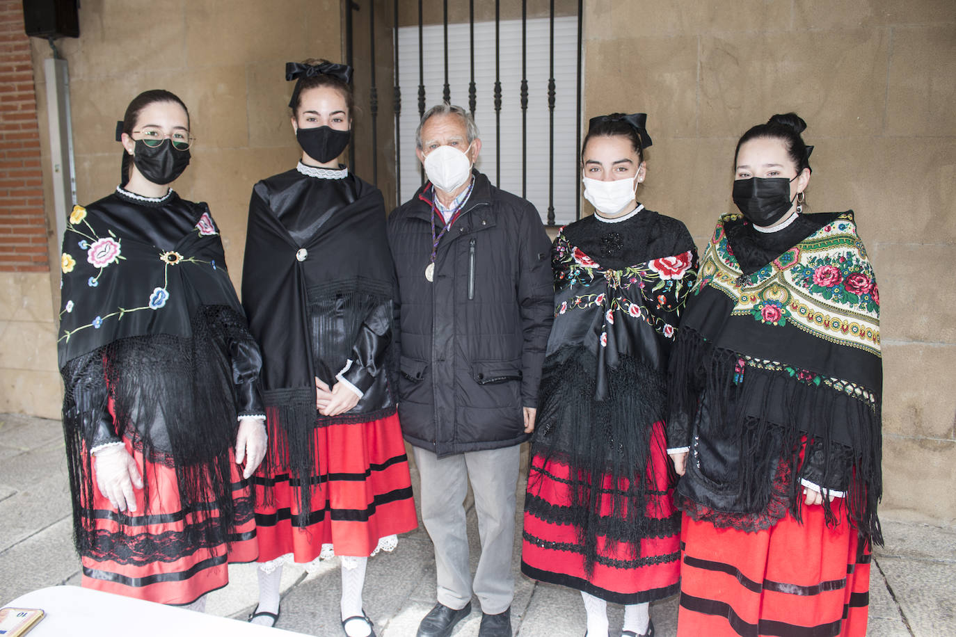 La Cofradía reparte el 'Pan del Santo' en la plaza de la Alameda. 