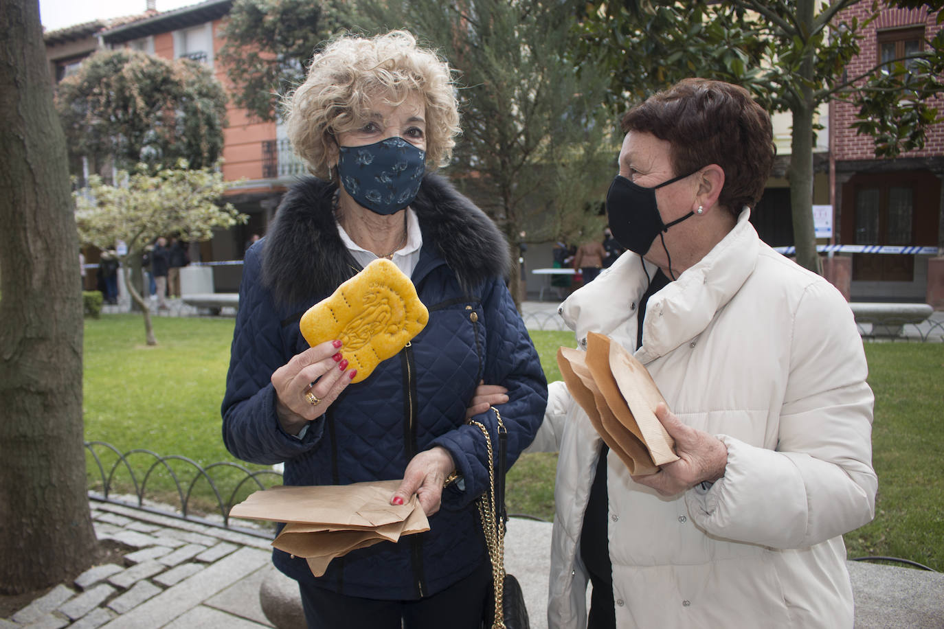 La Cofradía reparte el 'Pan del Santo' en la plaza de la Alameda. 