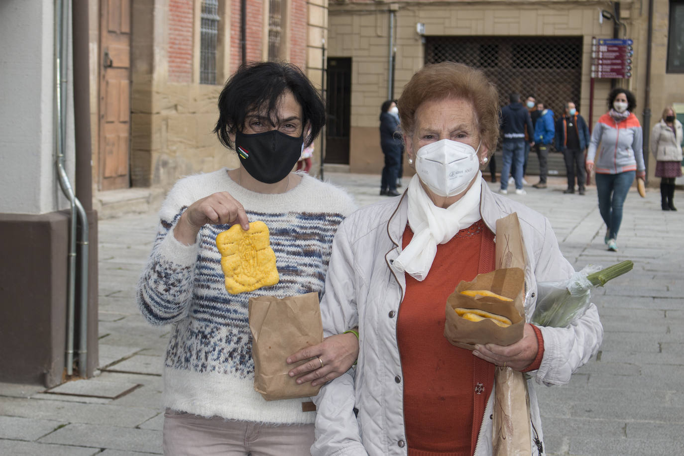 La Cofradía reparte el 'Pan del Santo' en la plaza de la Alameda. 