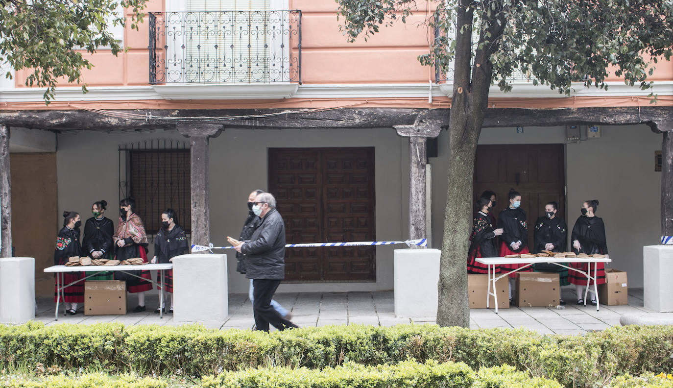 La Cofradía reparte el 'Pan del Santo' en la plaza de la Alameda. 