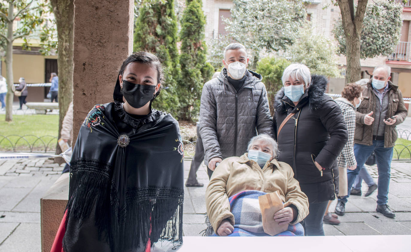 La Cofradía reparte el 'Pan del Santo' en la plaza de la Alameda. 