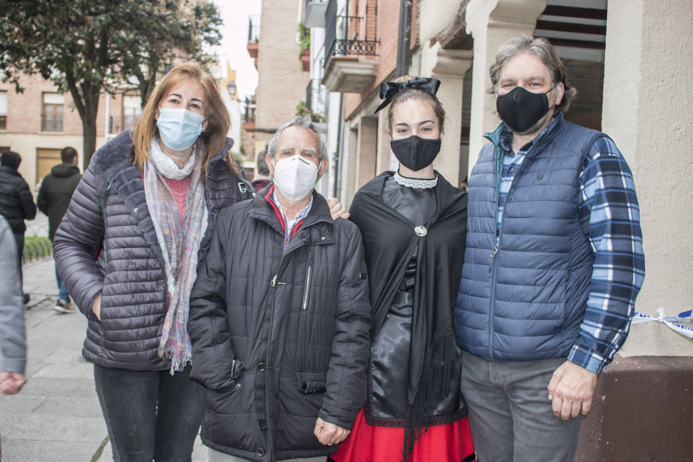 La Cofradía reparte el 'Pan del Santo' en la plaza de la Alameda. 