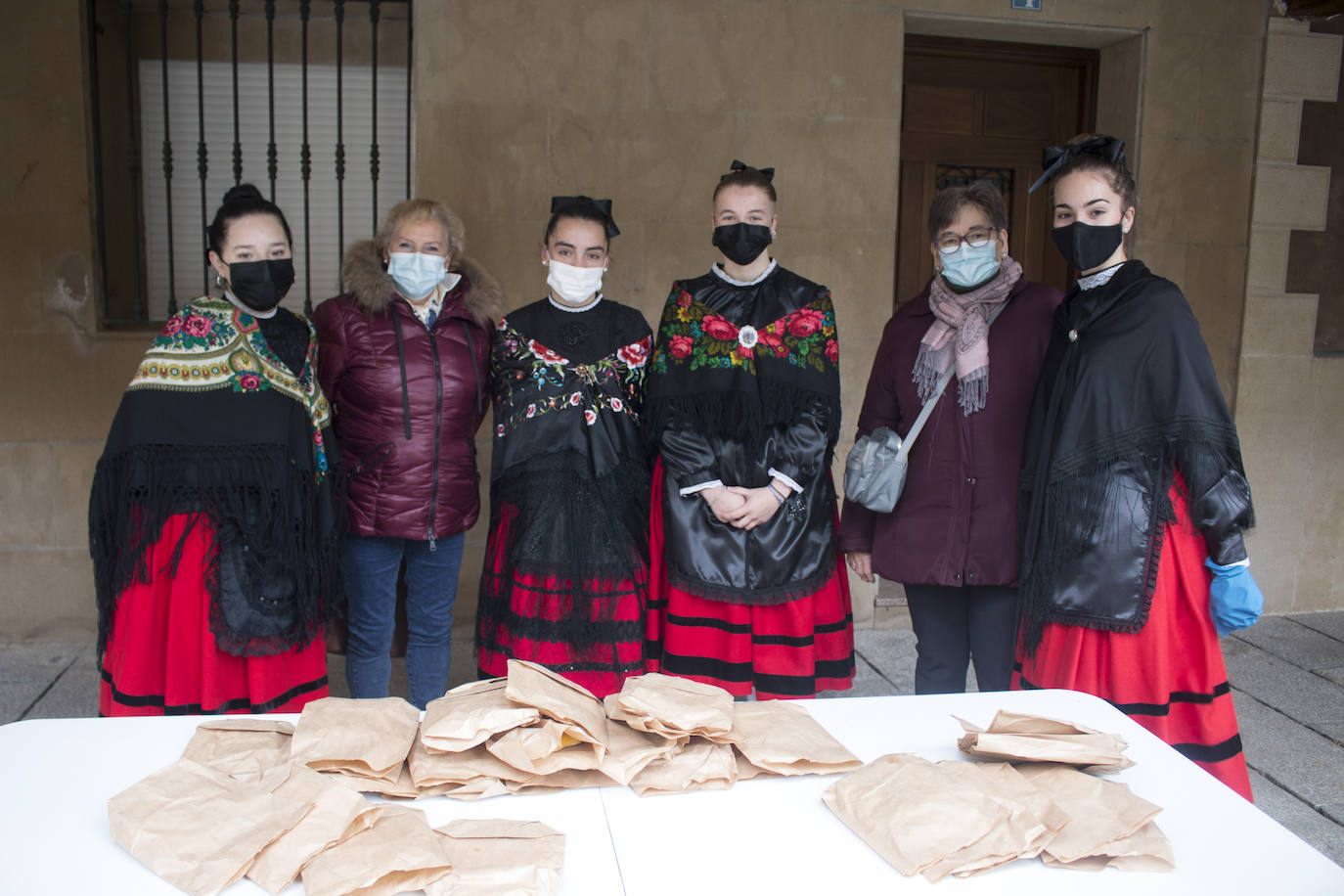 La Cofradía reparte el 'Pan del Santo' en la plaza de la Alameda. 