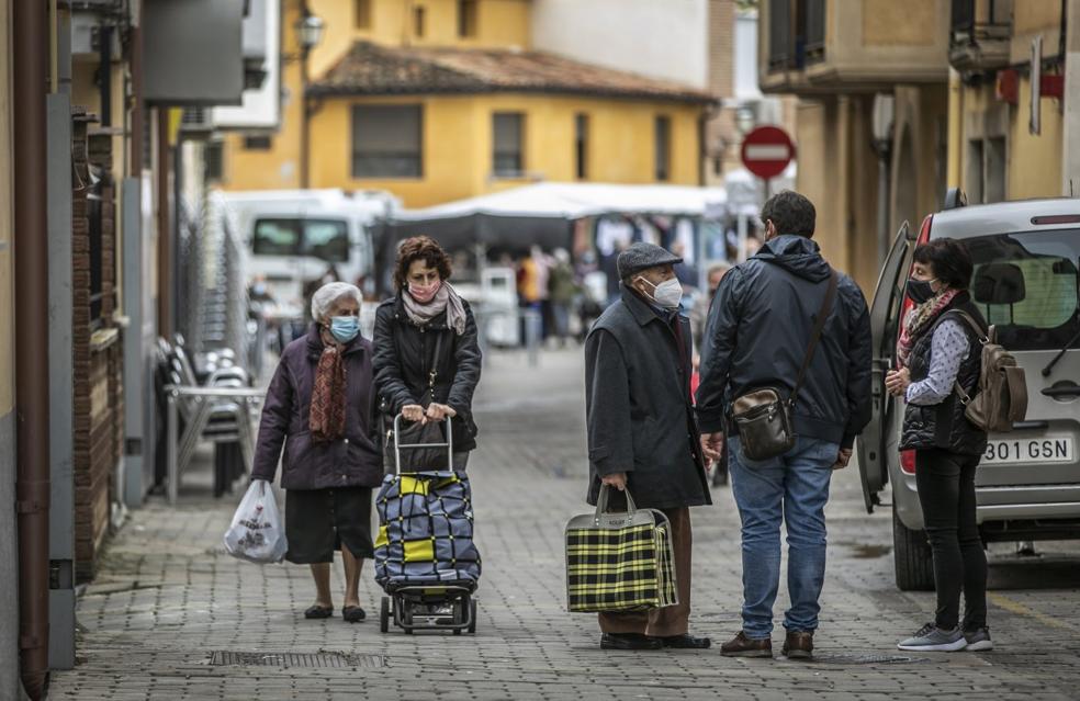 Los carros y bolsas de compra volvieron ayer a las calles de Cervera en la zona del mercadillo, abierto al pasar a nivel 4. 