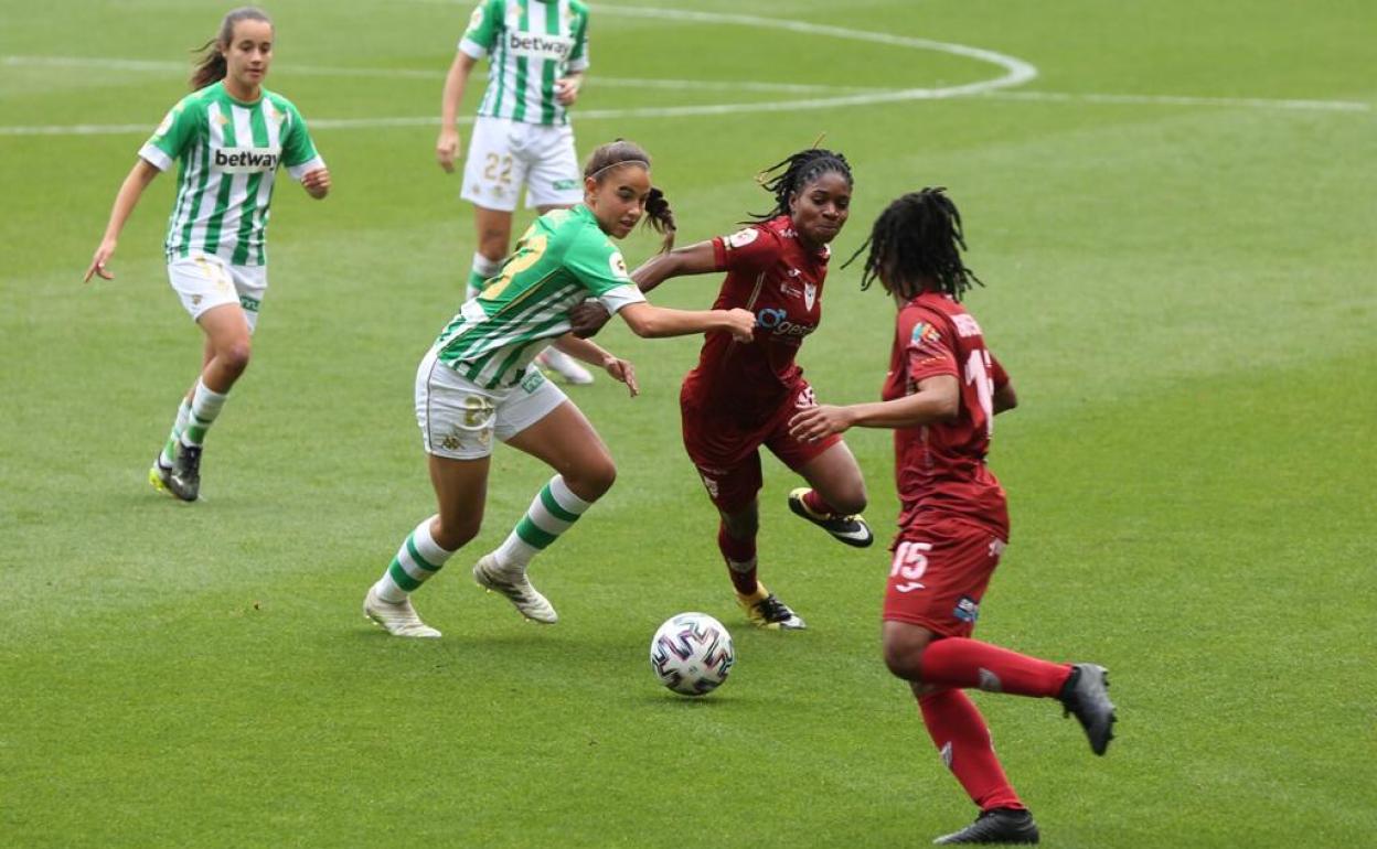 Rebecca Elloh, en un momento del partido. 