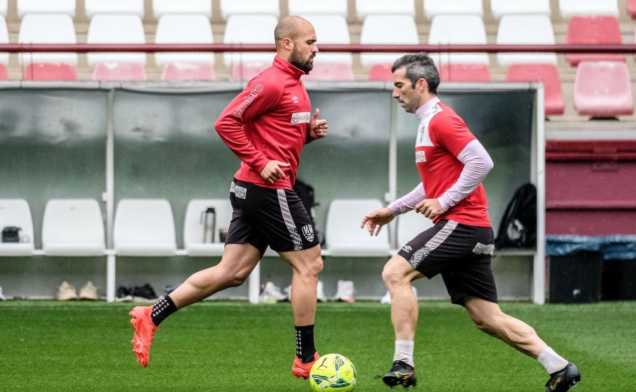 Unai Medina e Iñaki Sáenz se cruzan sobre el césped de Las Gaunas, el pasado jueves. 