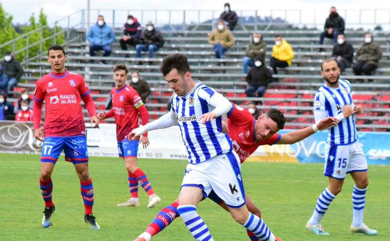 Ander El Haddadi interrumpe el avance de un jugador realista en el partido jugando en La Planilla. 