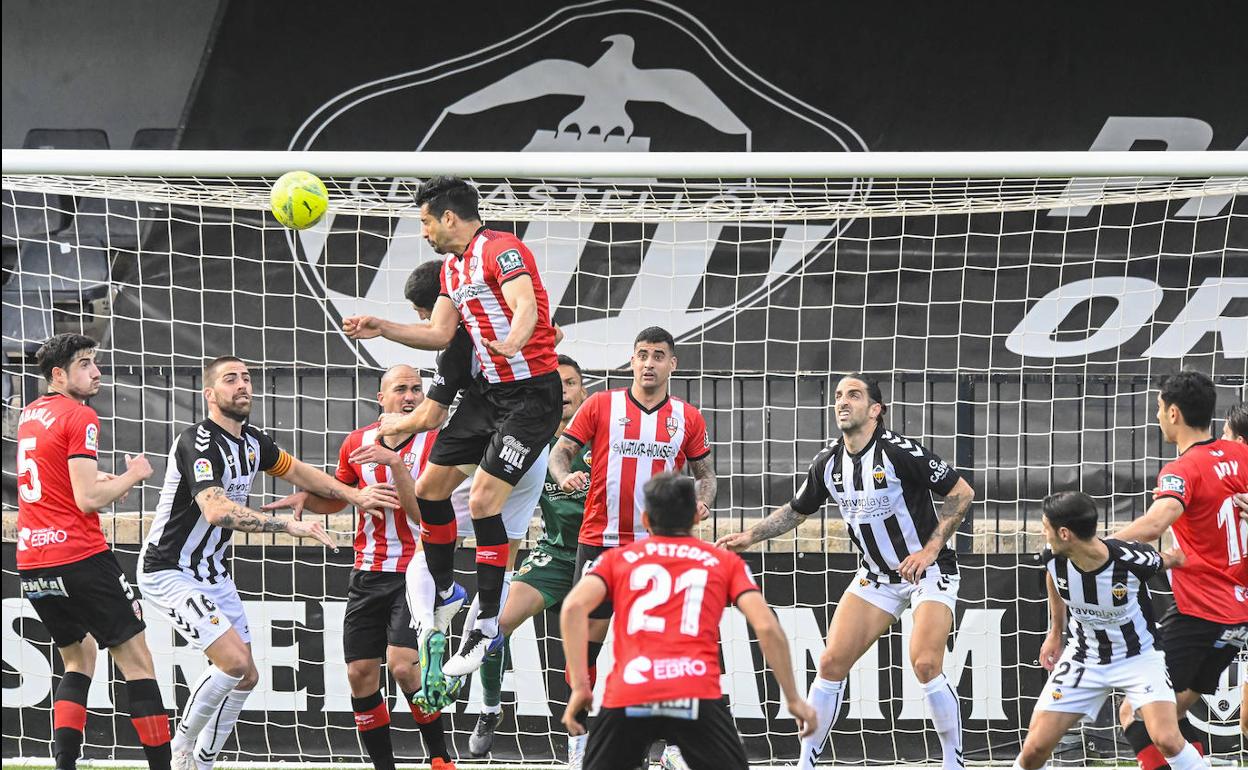 Älex Pérez se eleva por encima de la defensa del Castellón para rematar de cabeza. Se topó con la madera.