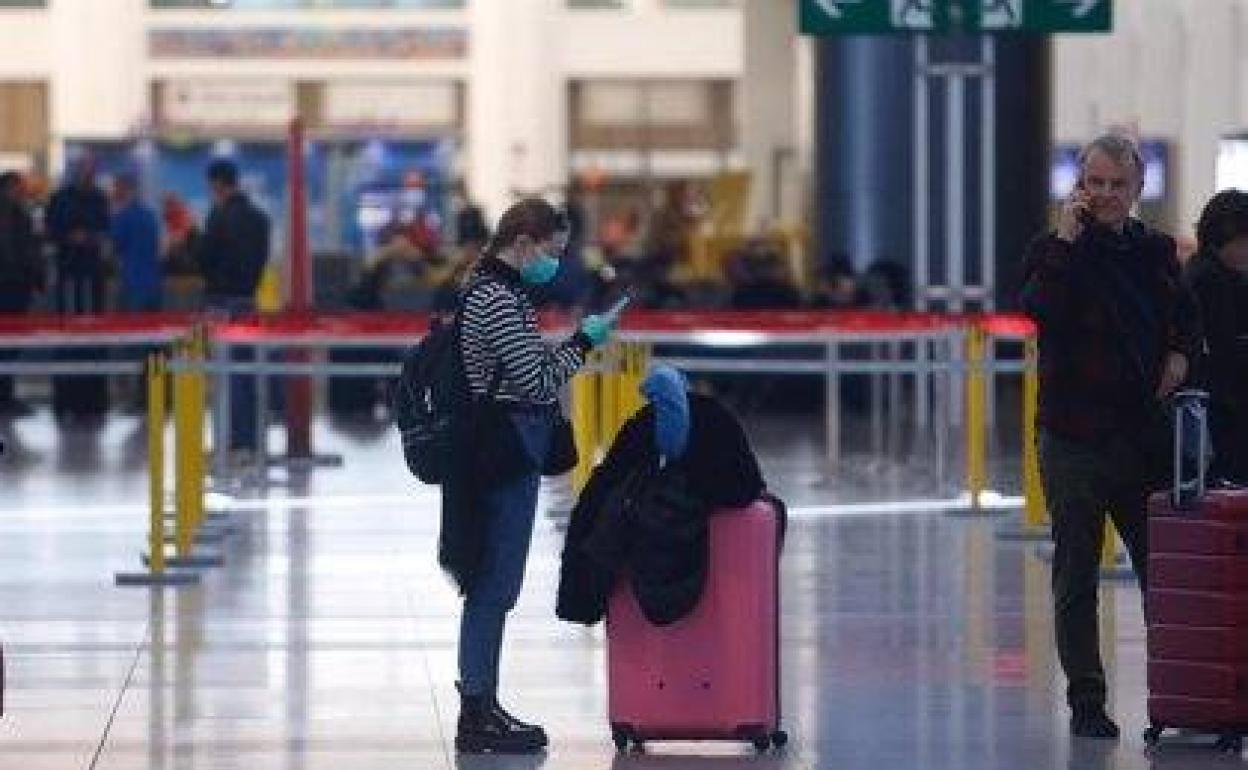 Una viajera esperando su turno en el aeropuerto. 