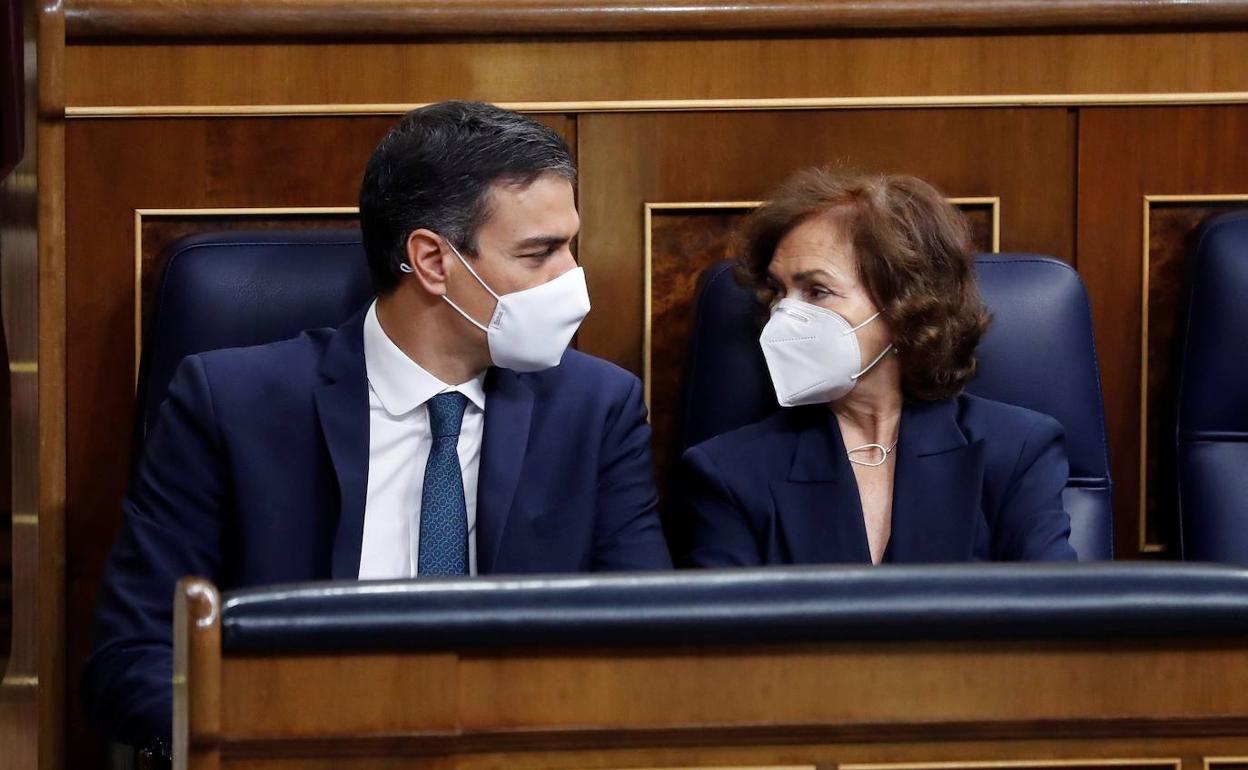 Pablo Casado y Carmen Calvo, durante la votación de la prórroga del estado de alarma el pasado mes de octubre.