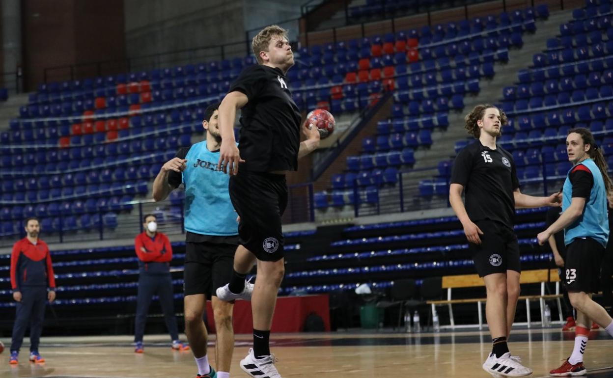 Gabriel Ceretta lanza durante un entrenamiento del Ciudad de Logroño. 