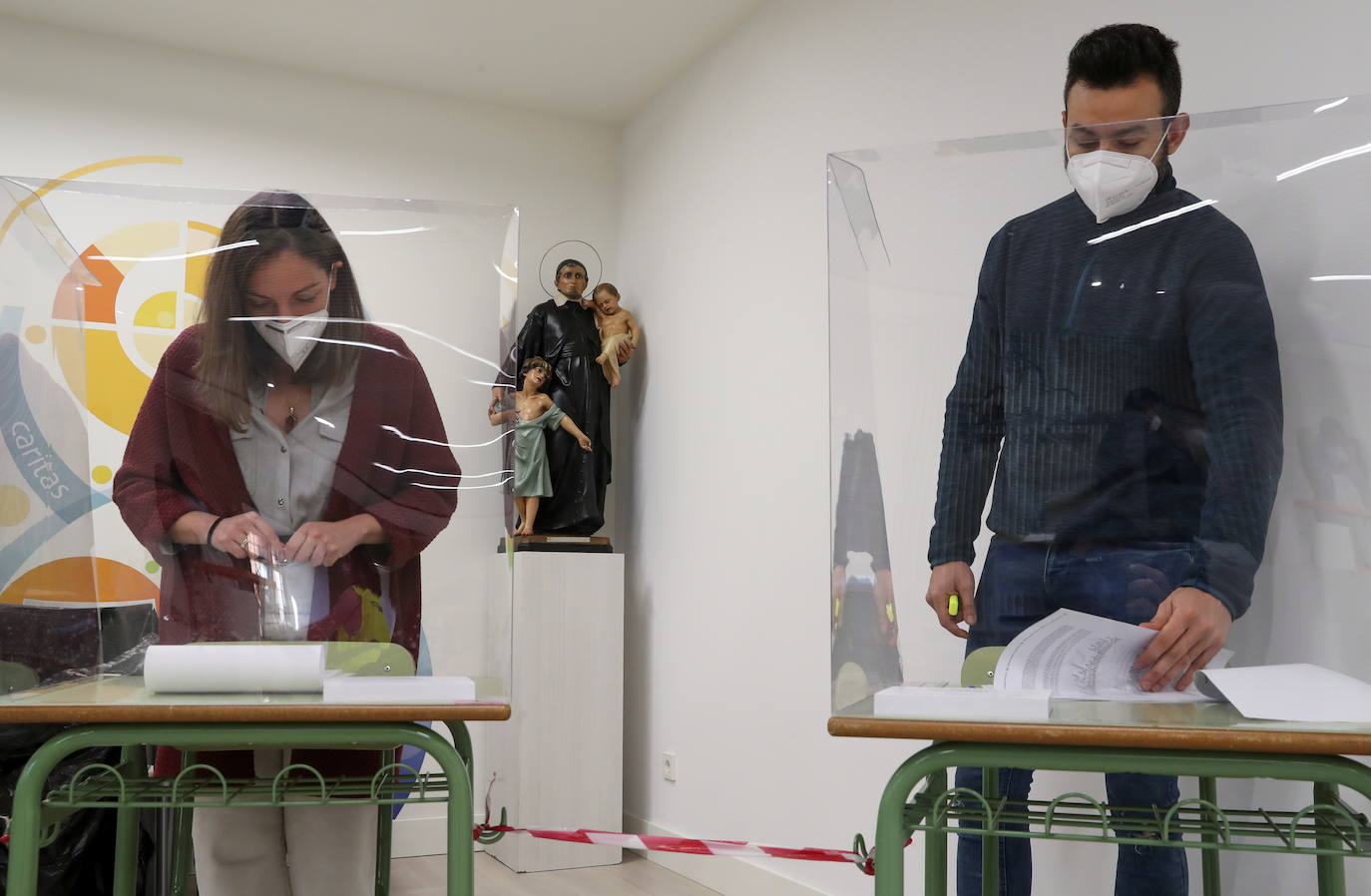 Los trabajadores electorales se preparan para el inicio de la jornada de las elecciones de la Comunidad de Madrid.