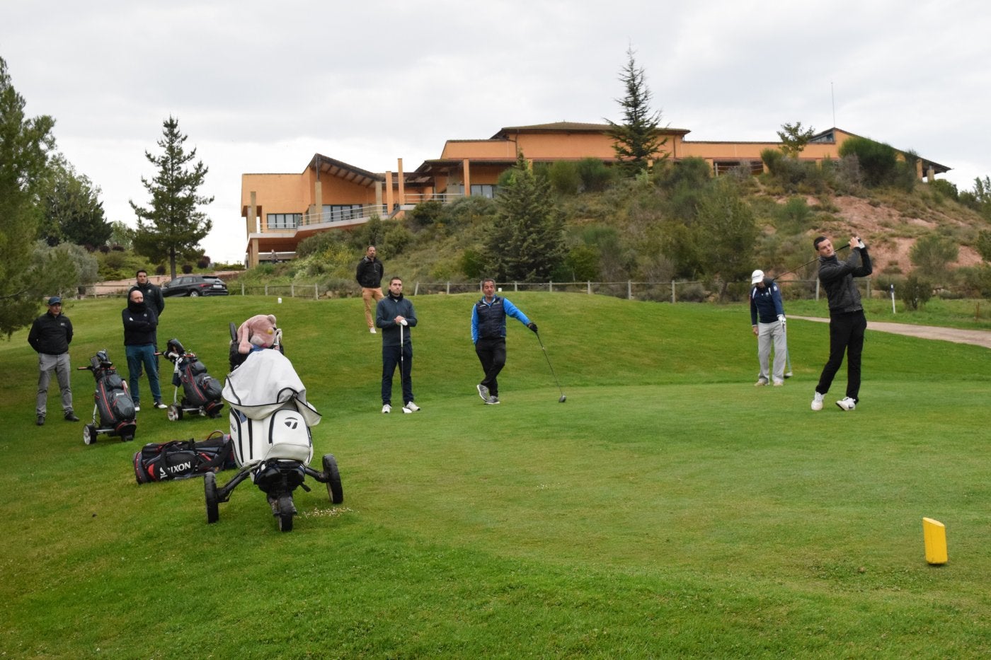 Un grupo de golfistas observan la trayectoria de la bola en El Campo de Logroño. 