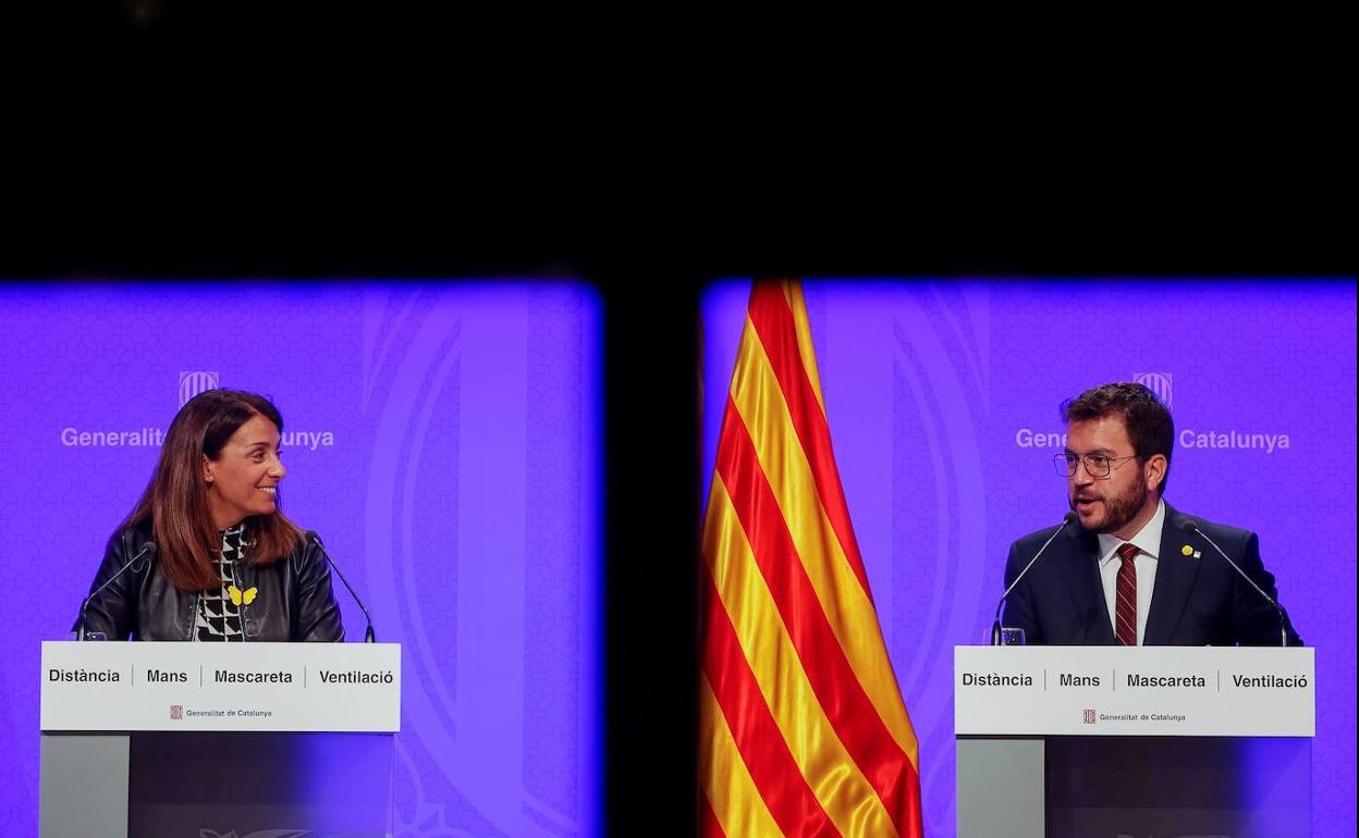 Meritxell Budó, consejera de Presidencia, y Pere Aragonès, vicepresidente, durante su comparecencia del martes en el Palau de la Generalitat.