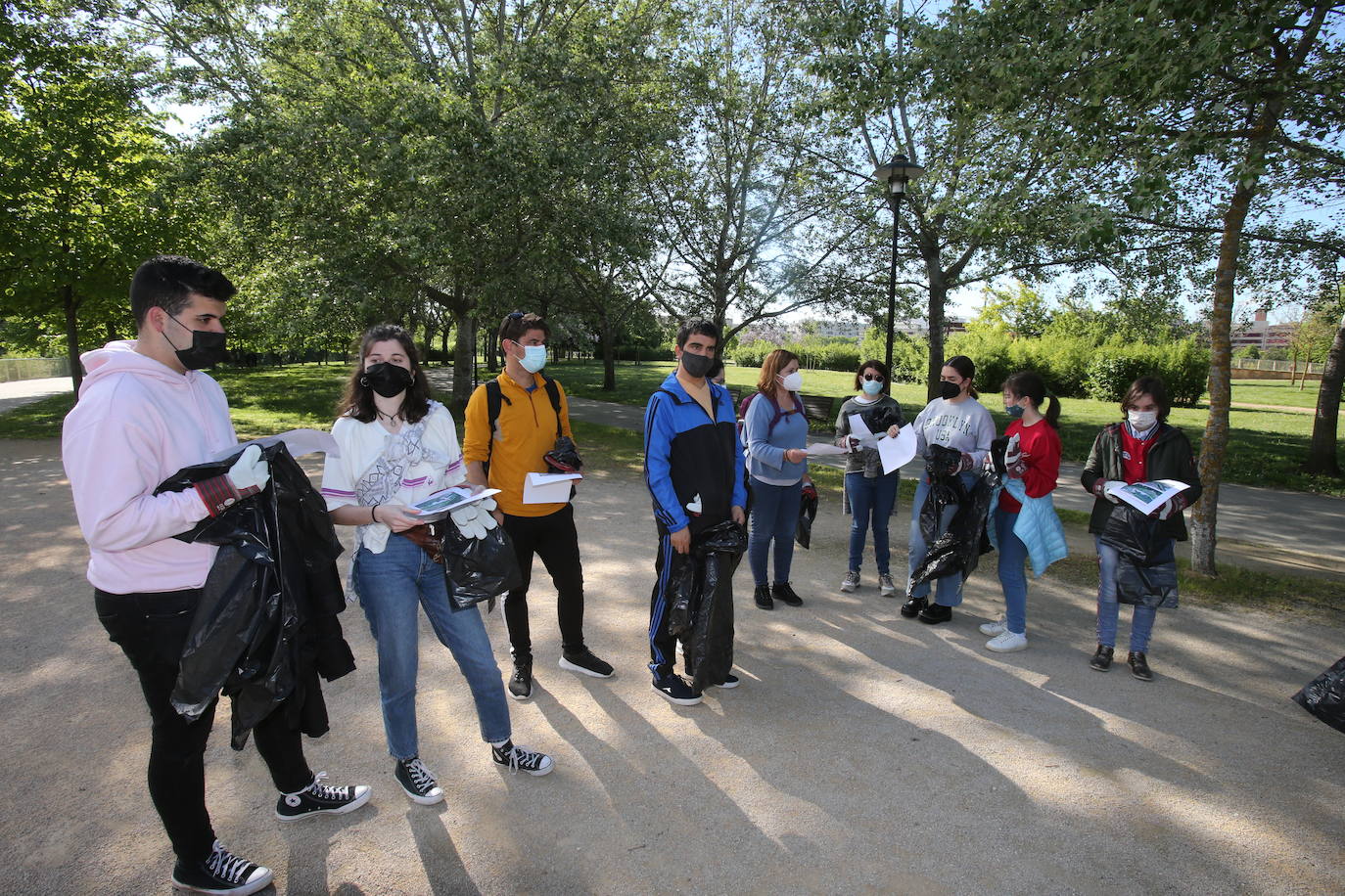 A la iniciativa, puesta en marcha por el Consejo de Estudiantes y ASUR, se suman la asociación vecinal de Los Lirios y otros colectivos como Asprodema y APIR. 