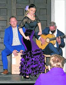 Imagen secundaria 2 - El público siguió el acto con interés. Abajo, Amadeo Marín, ganador del certamen 'mariadelao' y una actuación. 