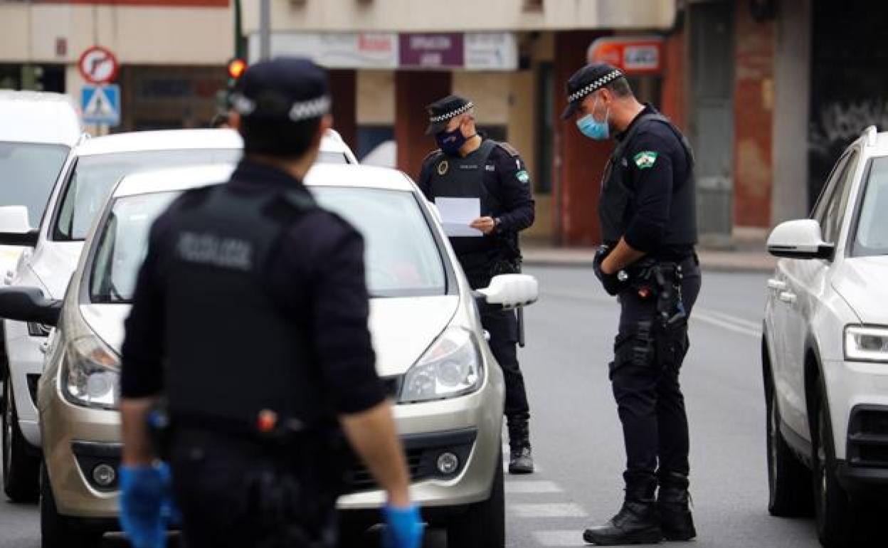 Agentes de policía relaizan un control de movilidad. 