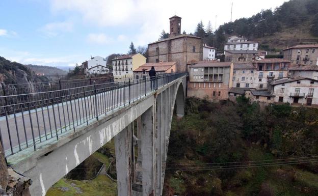 El alcalde de Ortigosa acepta la oferta para arreglar el viaducto pero los ediles la rechazan