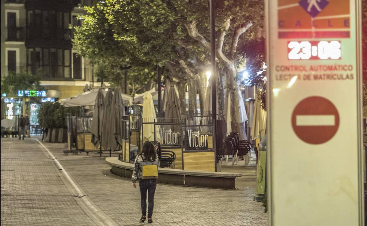 Una persona atraviesa Bretón de los Herreros pasada ya la hora del último toque de queda.