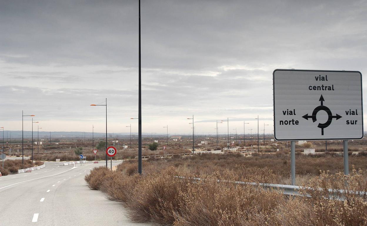 Entrada al polígono industrial de El Recuenco desde el puente del canal de Lodosa.