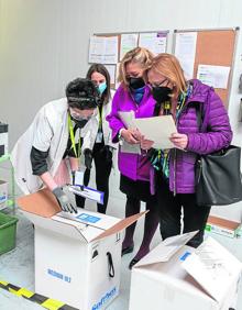 Imagen secundaria 2 - Arriba, detalle de los indicadores incluidos en los envíos de Pfizer. Abajo, a la izquierda, ultracongelador donde se conservan parte de las vacunas. A la derecha, Cuesta y De Torre certifican el envío junto a personal de Riofarco. 