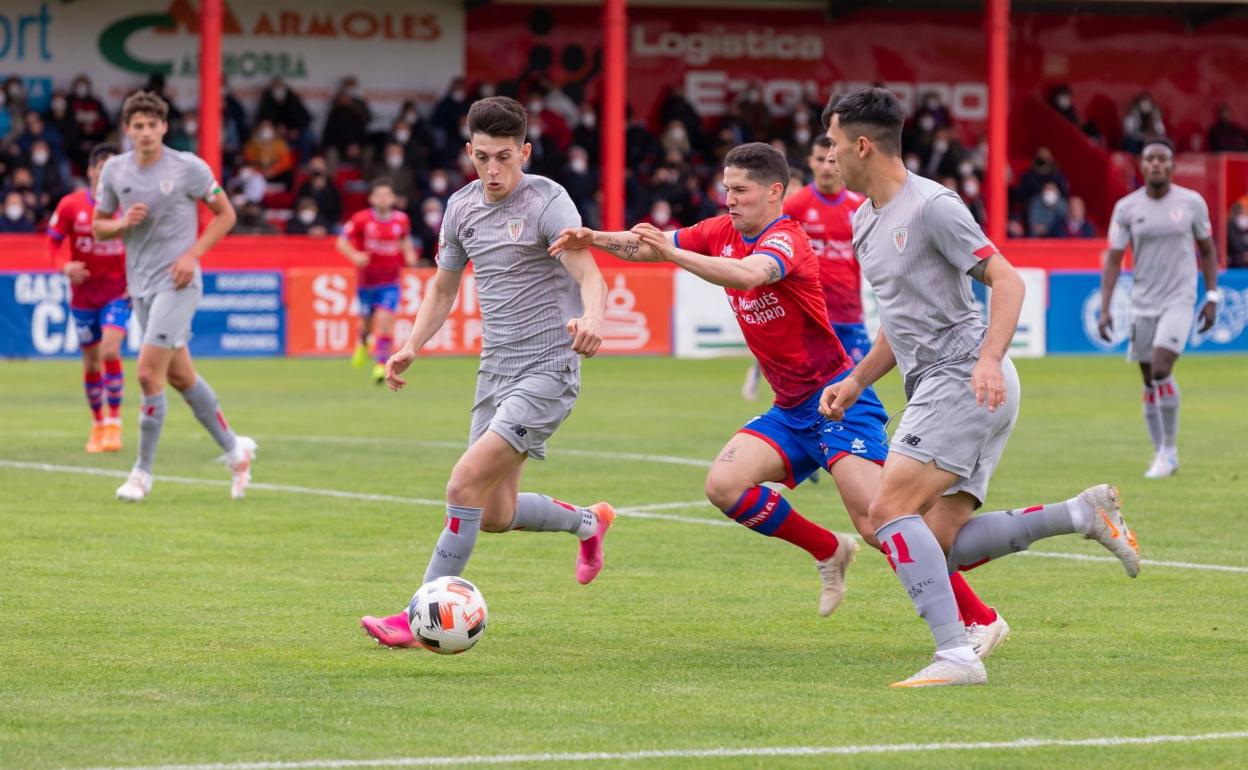 Iker Amorrortu busca la acción personal en el último triunfo ante el Athletic B en su feudo. 