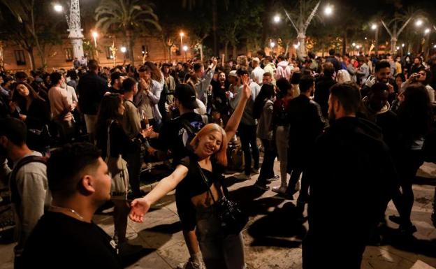 Jóvenes celebran en Barcelona el fin del estado de alarma. 