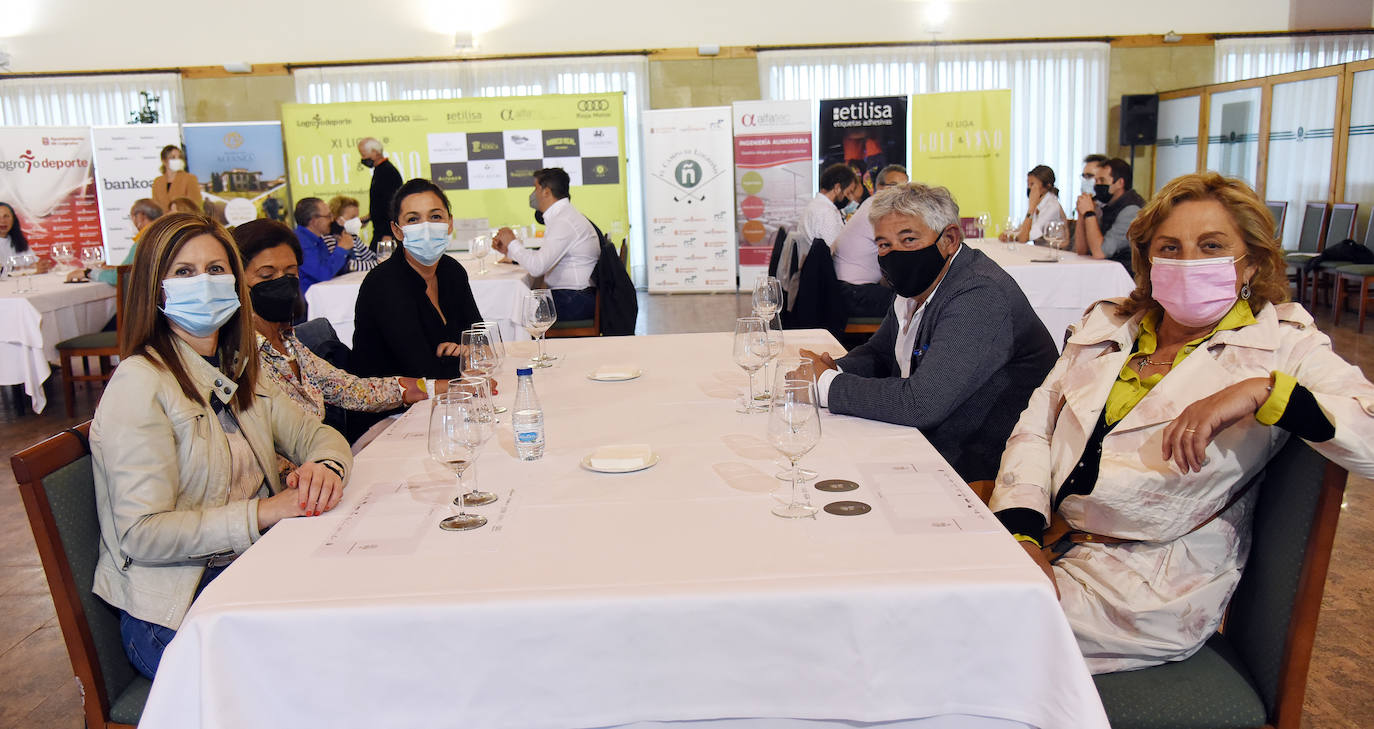 Tras la jornada de juego, los asistentes disfrutaron de la cata de dos vinos de Bodegas Altanza.