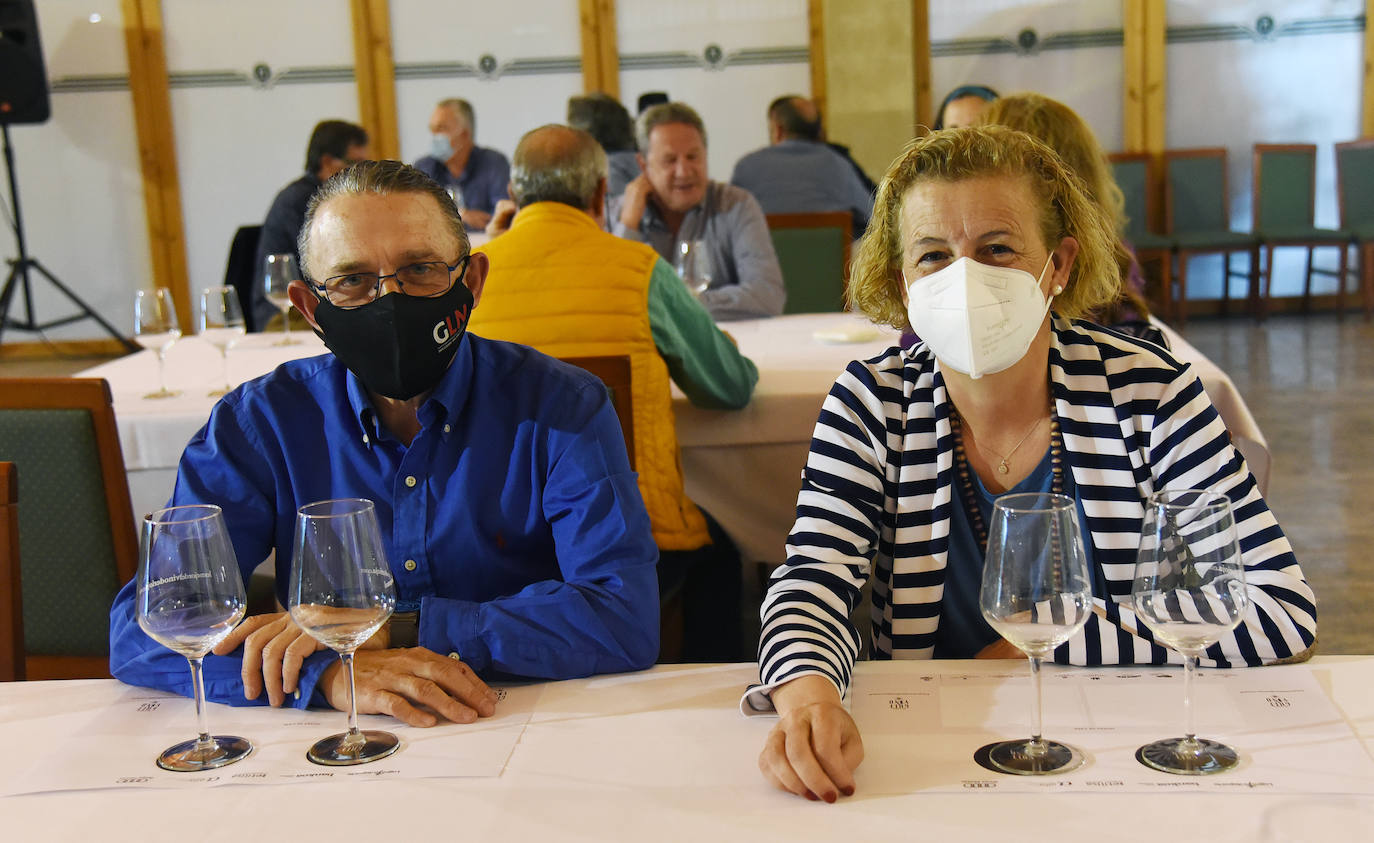 Tras la jornada de juego, los asistentes disfrutaron de la cata de dos vinos de Bodegas Altanza.