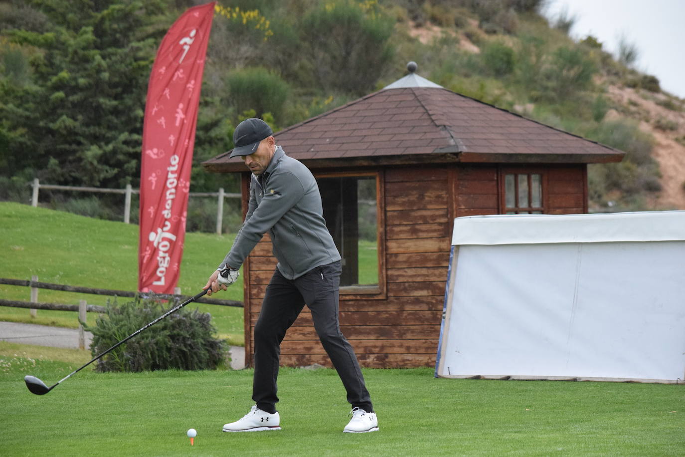 Los participantes en el torneo Bodegas Altanza de la Liga de Golf y Vino disfrutaron de un gran día de gol en El Campo de Logroño.