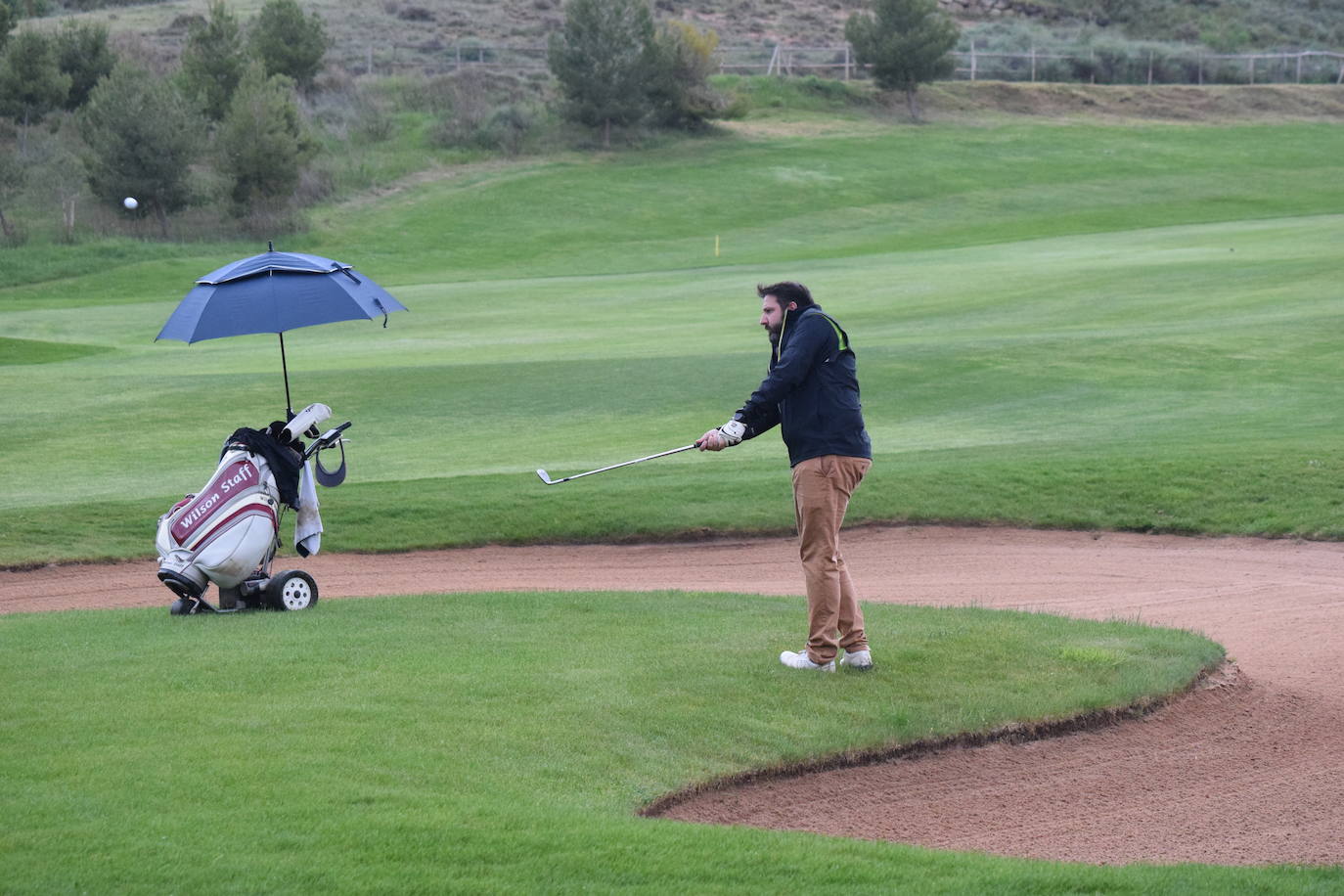 Los participantes en el torneo Bodegas Altanza de la Liga de Golf y Vino disfrutaron de un gran día de gol en El Campo de Logroño.