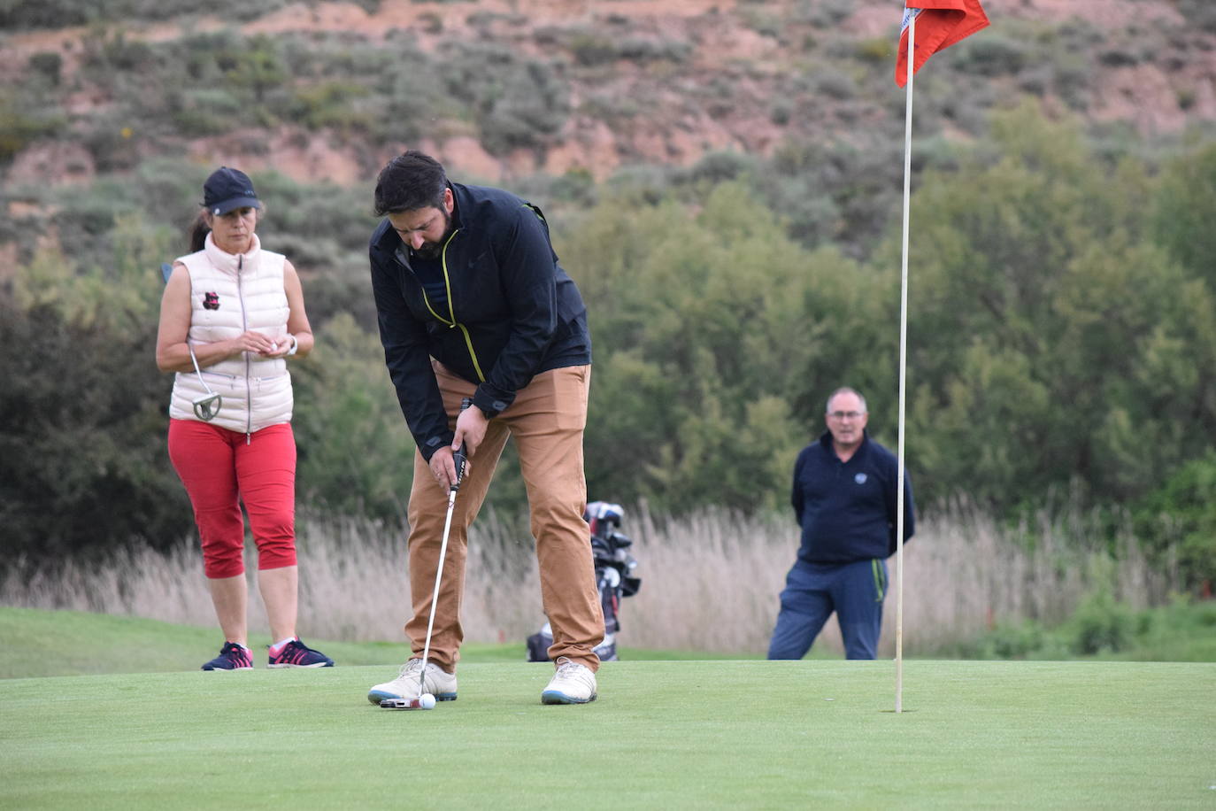 Los participantes en el torneo Bodegas Altanza de la Liga de Golf y Vino disfrutaron de un gran día de gol en El Campo de Logroño.