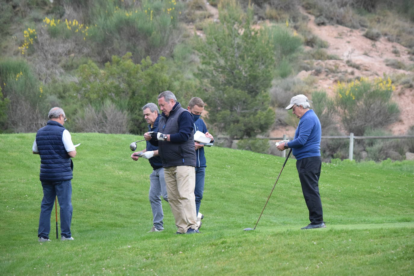 Los participantes en el torneo Bodegas Altanza de la Liga de Golf y Vino disfrutaron de un gran día de gol en El Campo de Logroño.