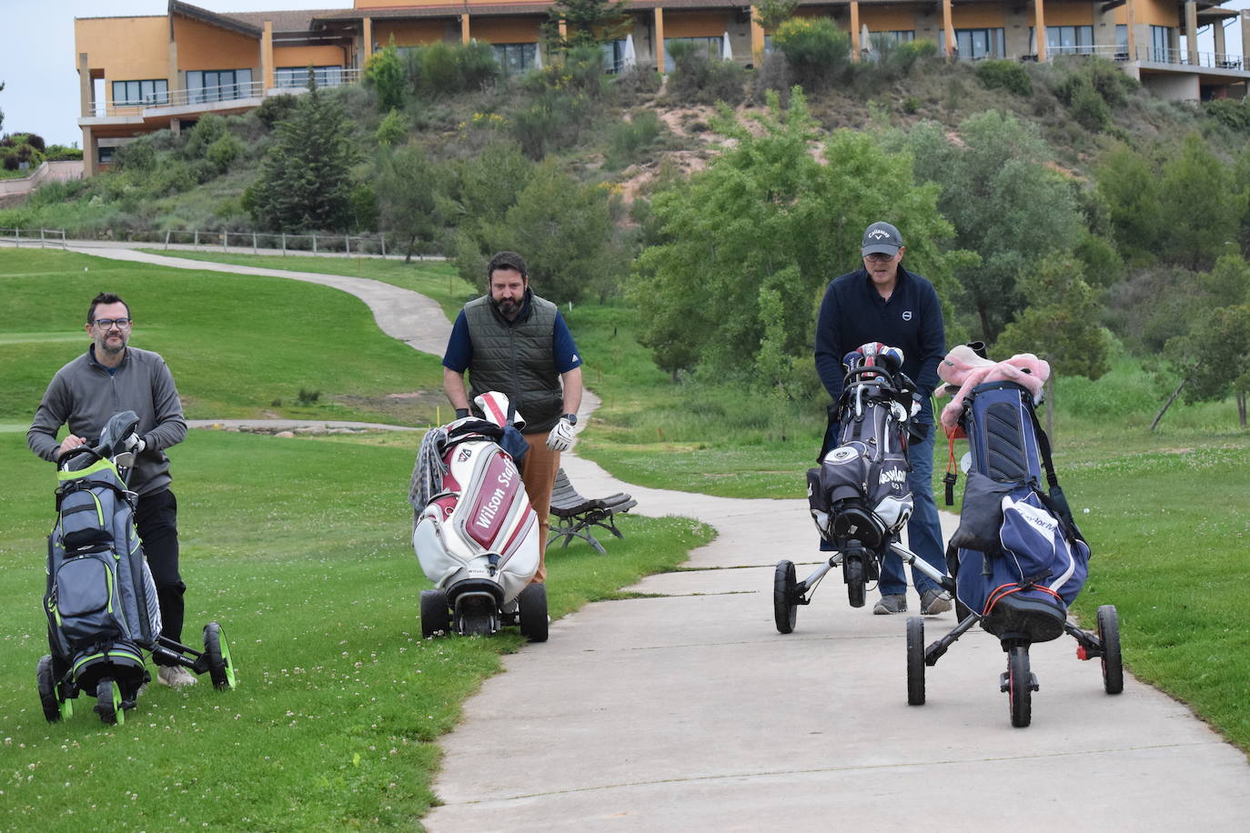 Los participantes en el torneo Bodegas Altanza de la Liga de Golf y Vino disfrutaron de un gran día de gol en El Campo de Logroño.