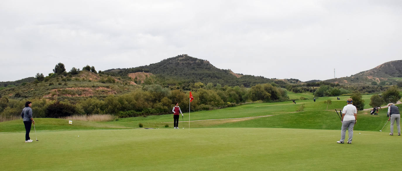 Los participantes en el torneo Bodegas Altanza de la Liga de Golf y Vino disfrutaron de un gran día de gol en El Campo de Logroño.