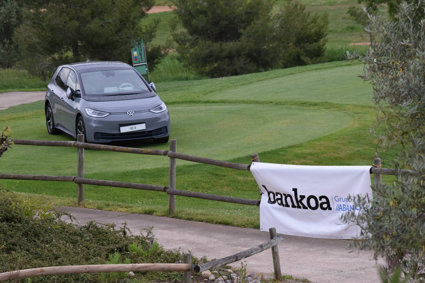 Los participantes en el torneo Bodegas Altanza de la Liga de Golf y Vino disfrutaron de un gran día de gol en El Campo de Logroño.