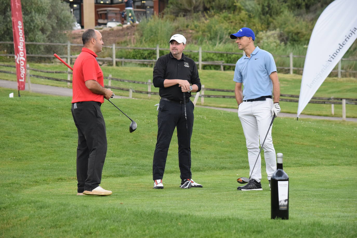 Los participantes en el torneo Bodegas Altanza de la Liga de Golf y Vino disfrutaron de un gran día de gol en El Campo de Logroño.