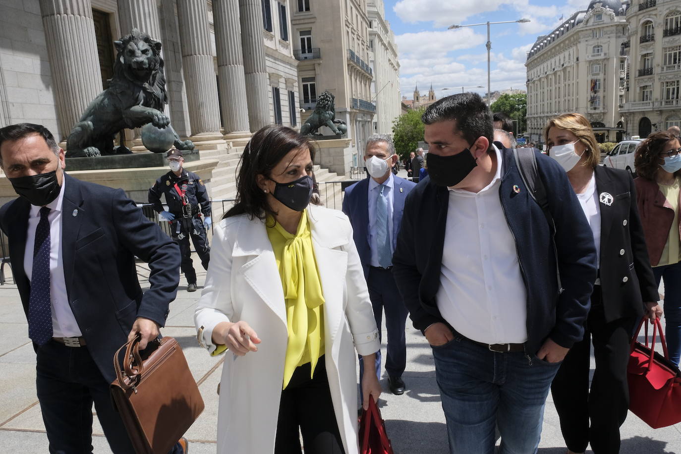 Representantes riojanos a las puertas del Congreso. 