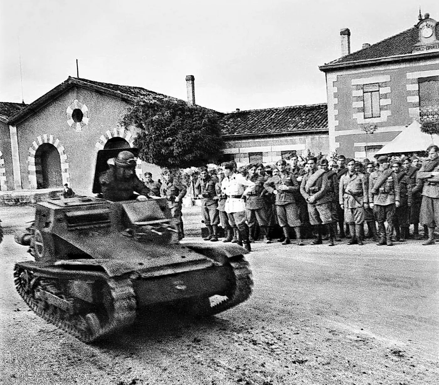 Un blindado desfila por delante de legionarios italianos, en Logroño. 