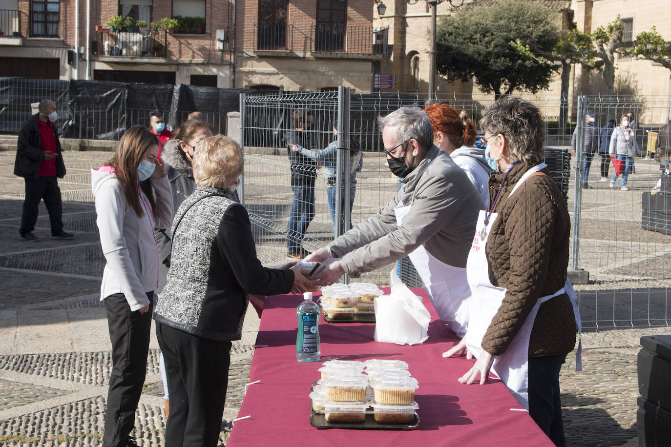 Reparto del Almuerzo del Santo, en la festividad de Santo Domingo de la Calzada