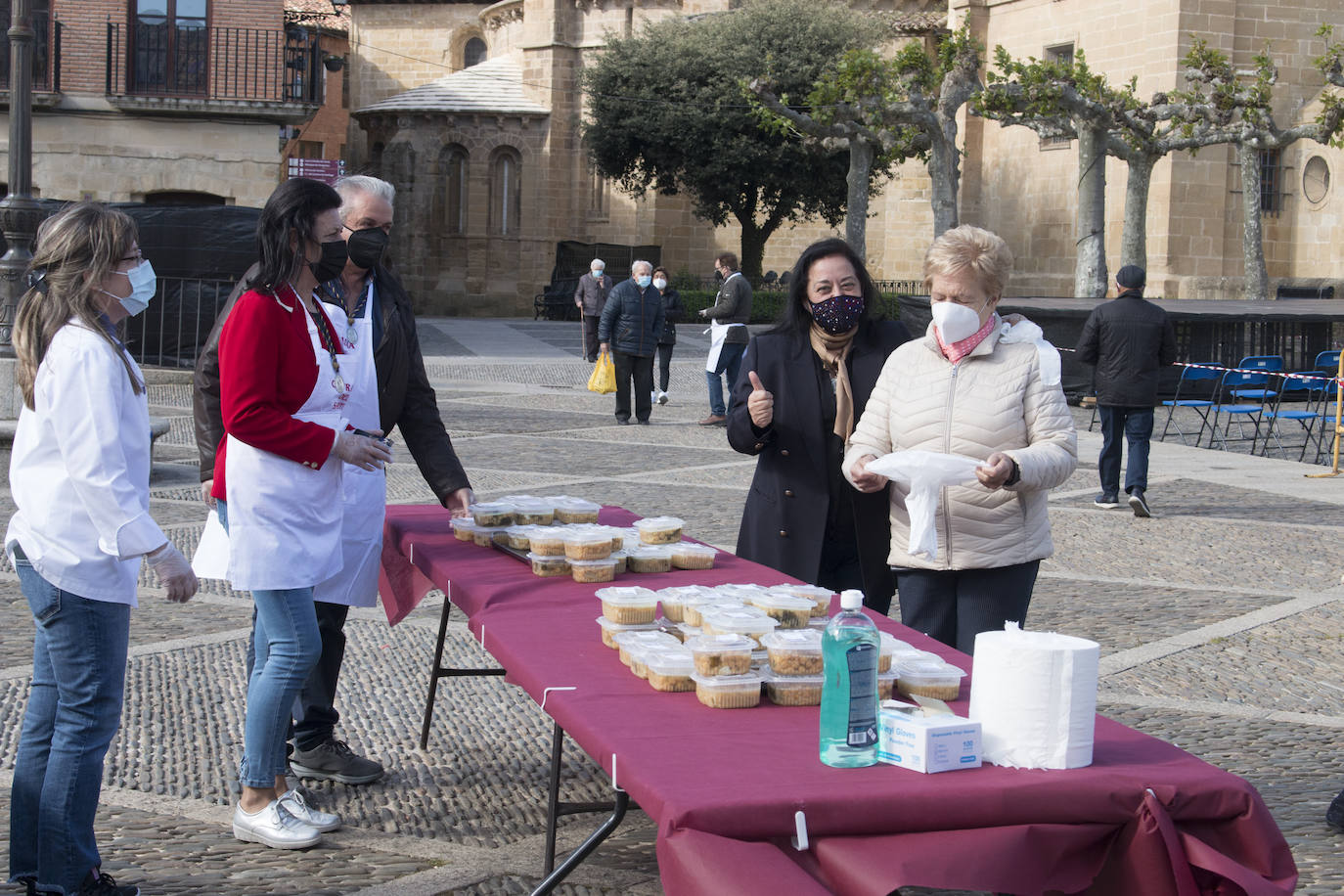 Reparto del Almuerzo del Santo, en la festividad de Santo Domingo de la Calzada