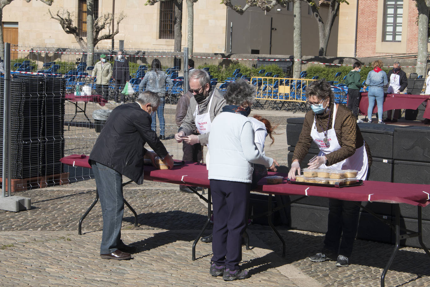 Reparto del Almuerzo del Santo, en la festividad de Santo Domingo de la Calzada