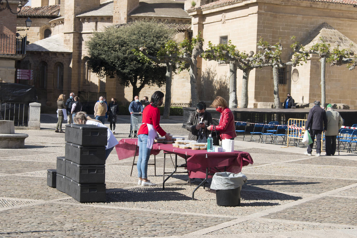 Reparto del Almuerzo del Santo, en la festividad de Santo Domingo de la Calzada